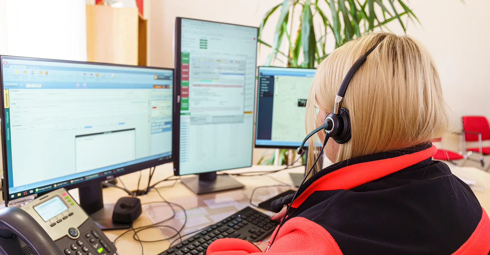 Imagen del personal de respuesta a emergencias en un centro de mando de alta tecnología, que muestra la coordinación avanzada en situaciones de crisis y la integración tecnológica.