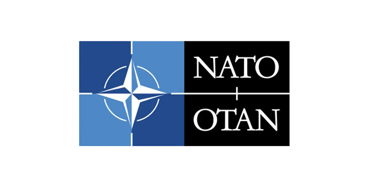 Ilustración del logotipo de la OTAN, que representa una rosa de los vientos estilizada en azul y blanco, con las siglas NATO y OTAN en texto blanco sobre fondo negro, simbolizando la alianza internacional y la dirección.